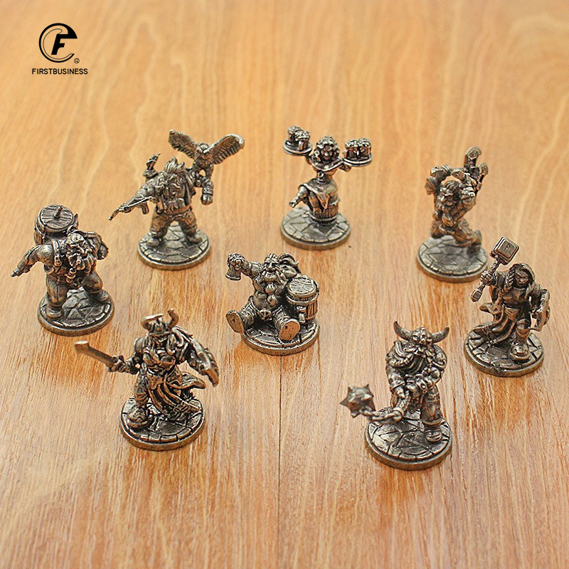 Board Game Design - Винтажная белая латунная миниатюрная статуя карлика